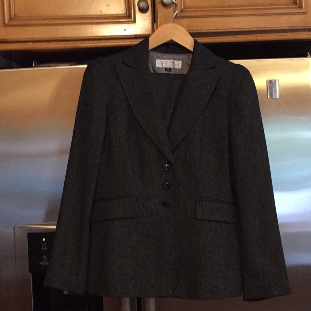 black tahari pant suit.  NWOT 6 petite